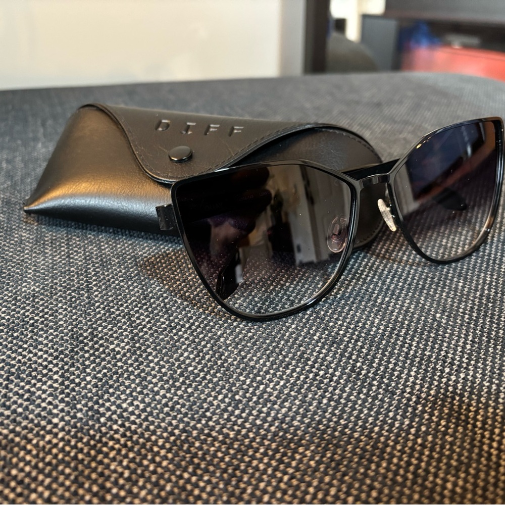 Quay Australia IN PURSUIT Black Cat-Eye Sunglasses with Black Case